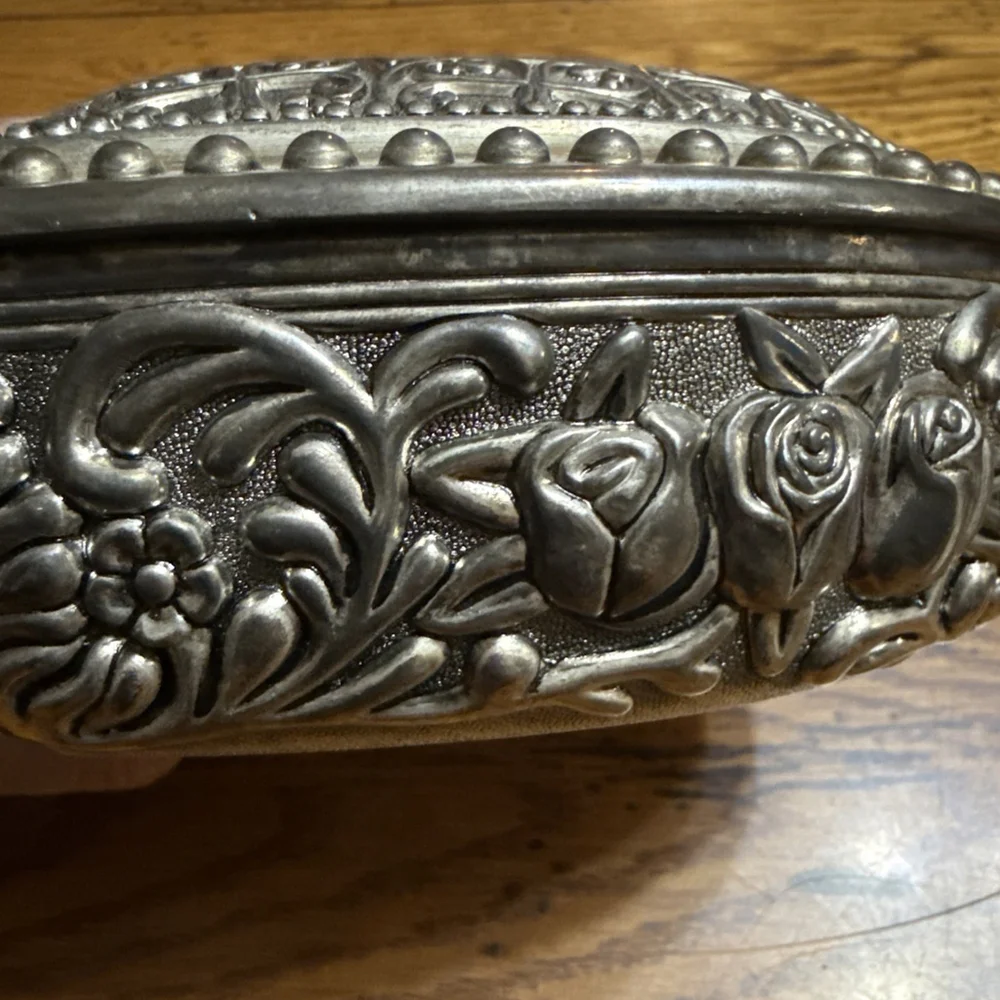 Vtg Lg Silver Plated Ornate Heart Shaped Velvet Lined Jewelry/Trinket￼ Box ￼￼ ￼